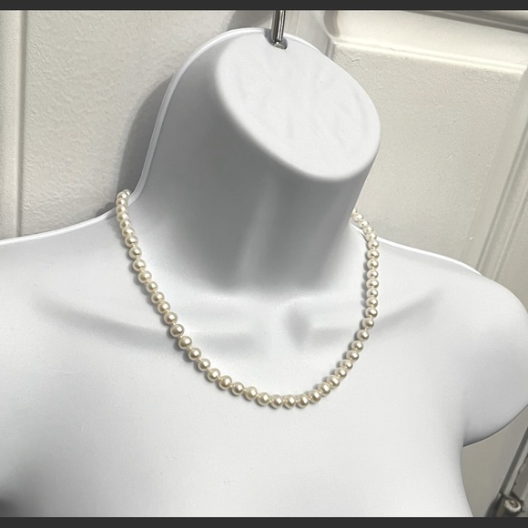 Beautiful 18” Pearl Necklace - Picture 1 of 4